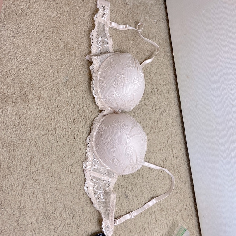 TAN/NUDE 36C BRA NEVER BEEN WORN. DIDNT FIT.